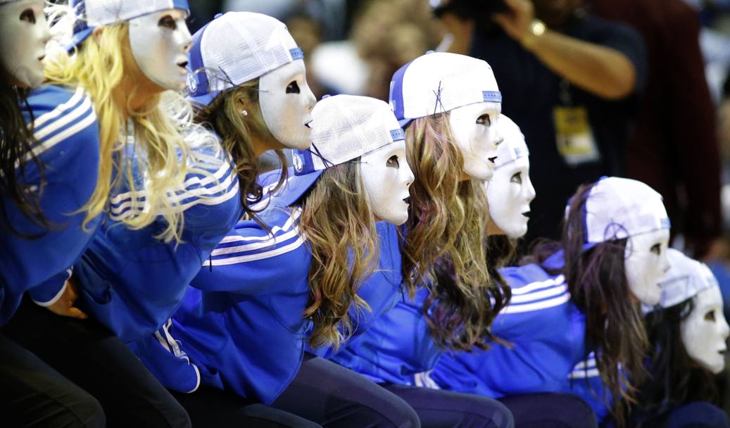 Performance in maschera per le Cheerleader dei Dallas Mavericks, durante l&#39;incontro di Nba contro gli Utah Jazz (Ap)